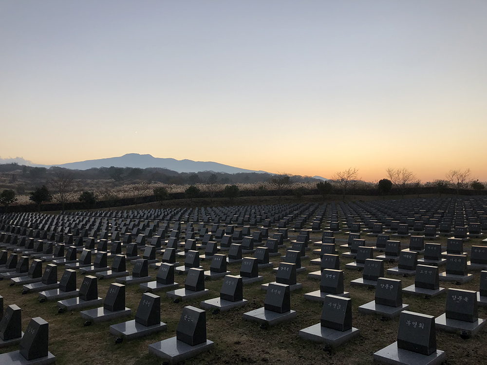 四・三平和記念公園にあるチェジュ4・3平和公園にある、無銘の墓碑。未だ行方不明の人々のために作られた。